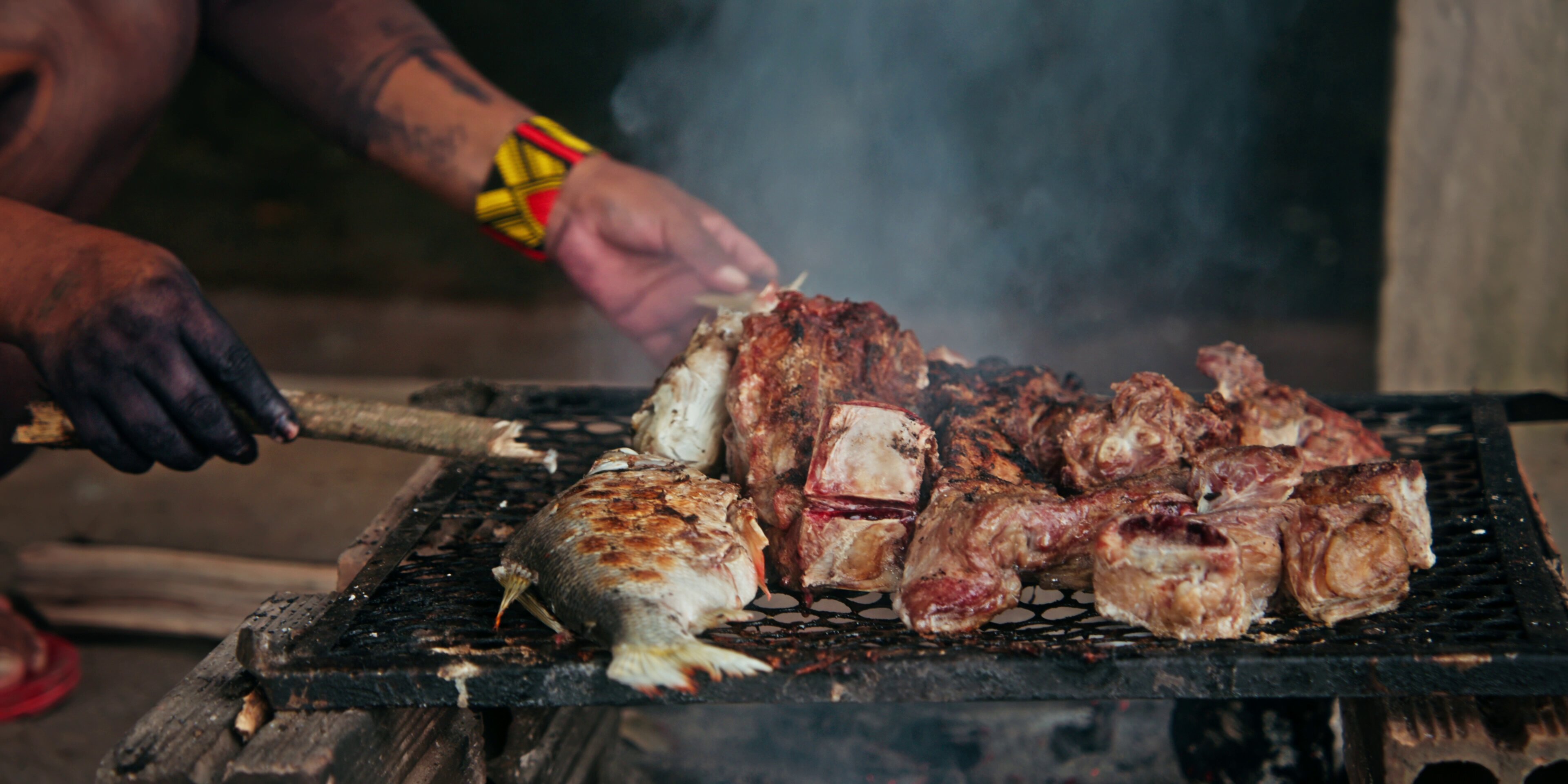 Churrasco tradicional sobre fogo